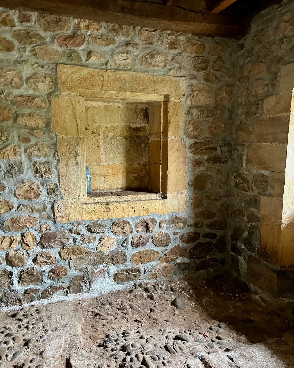 Dentro del cuarto: un hueco en el muro, enmarcado en piedra