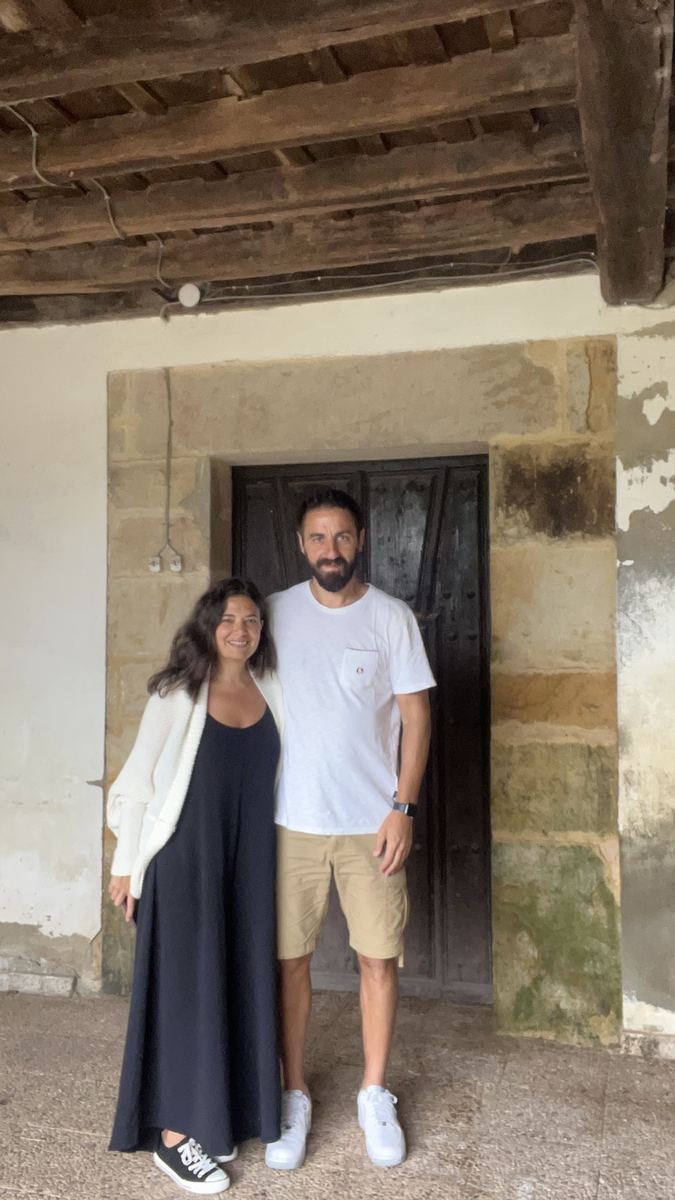 Jose y Vanessa delante de la puerta de madera de la casona