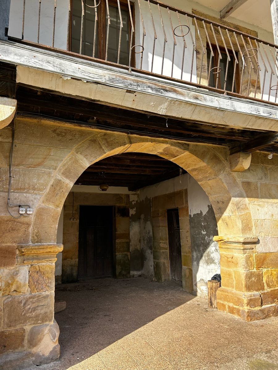 El arco de piedra del soportal de la casona