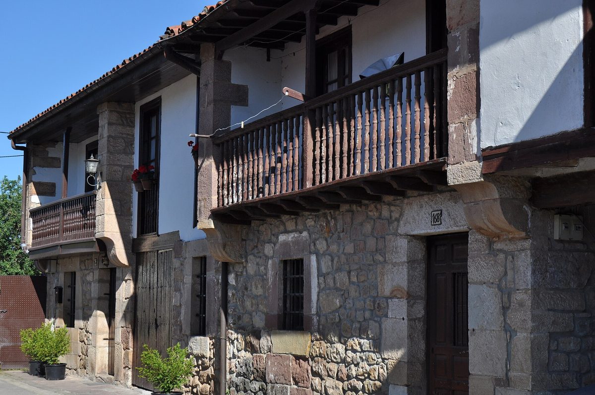 Una casona de piedra de Mazcuerras con su balcón de madera