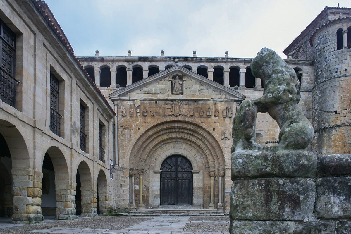 La portada románica de la colegiata de Santillana del Mar